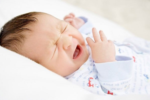 Trẻ sơ sinh bị nghẹt mũi khiến trẻ quấy khóc, bỏ bú